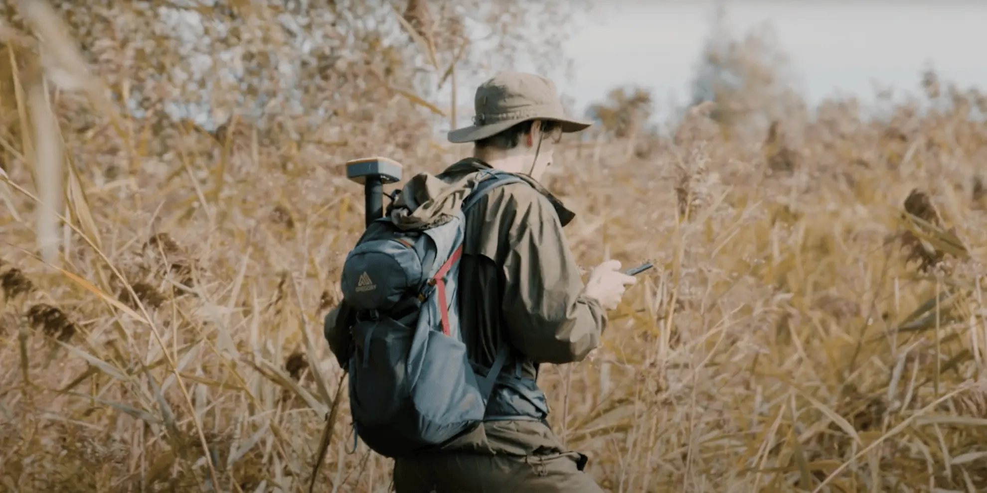 Overlay vidéo illustrant la géolocalisation environnementale et les données géospatiales appliquées aux projets en environnement