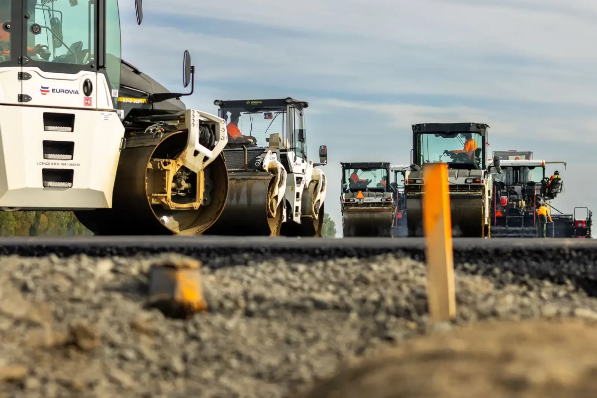 Rouleaux compacteurs posant des enrobés bitumineux sur une nouvelle chaussée