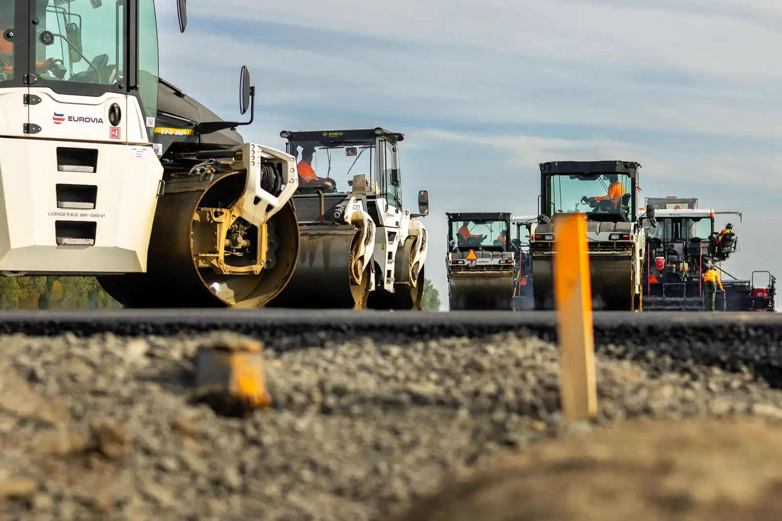 Rouleaux compacteurs posant des enrobés bitumineux sur une nouvelle chaussée