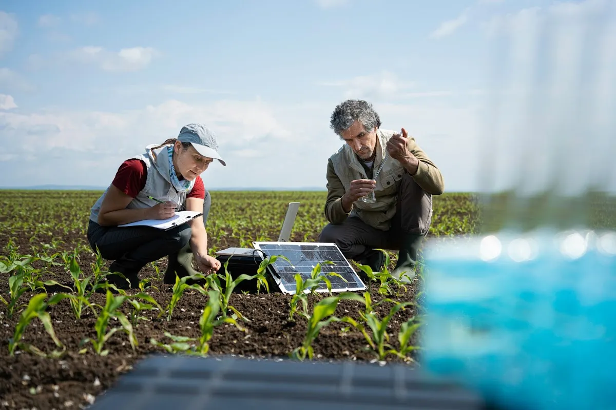 Deux techniciens réalisent la caractérisation d'un terrain, étape clé des obligations du MELCCFP pour un terrain contaminé