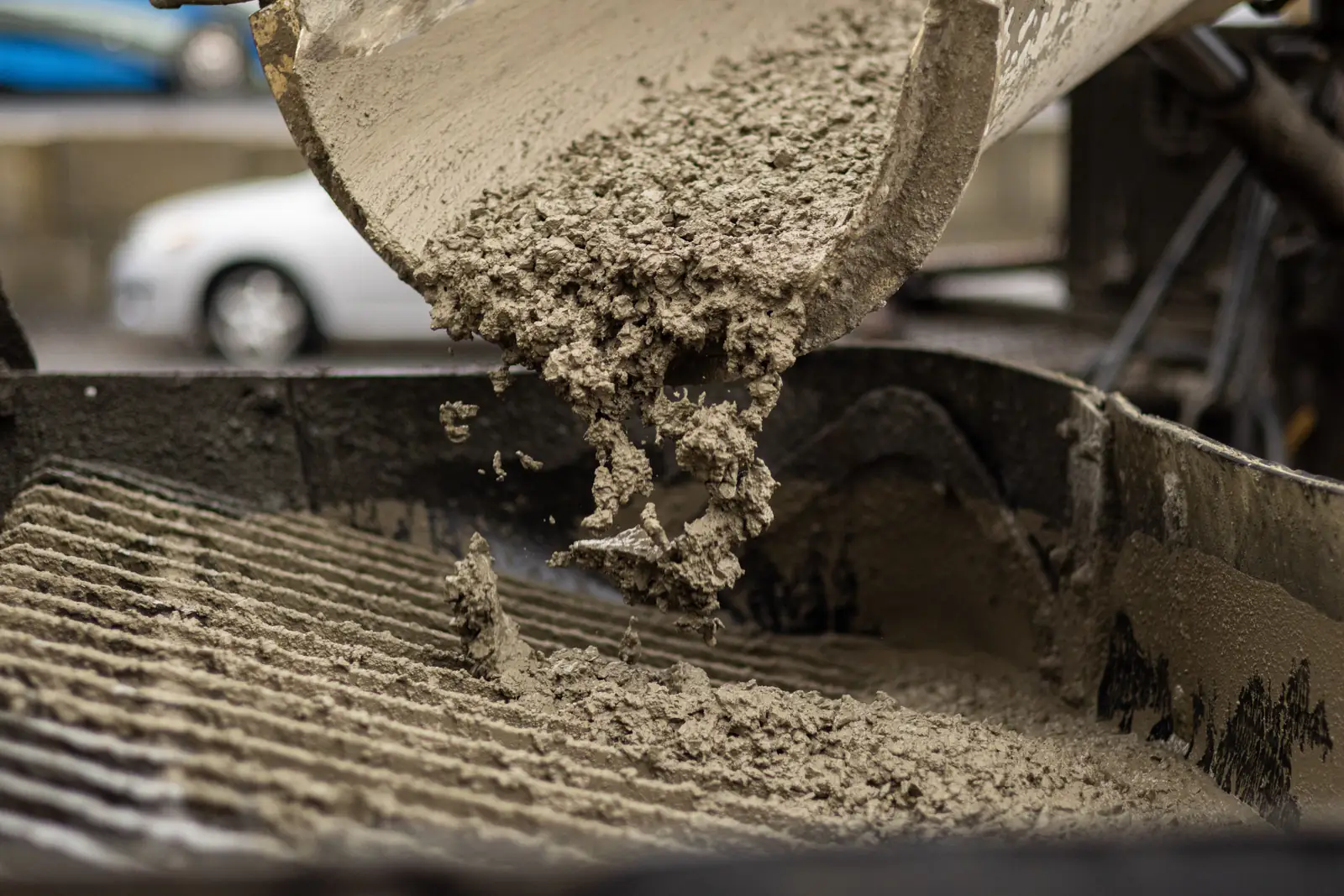 Béton frais livré sur un chantier, étape clé du contrôle qualité du béton en chantier